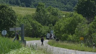 Donji Srb: Policija zaustavila kombi s migrantima, ozlijeđeno dvoje djece