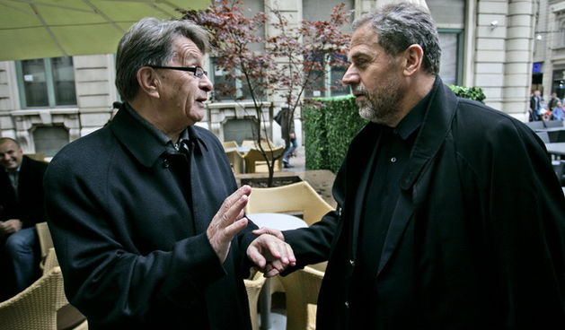 Zagreb, 071109.
Predsjednicki kandidat i gradonacelnik Milan Bandic obavio je nekoliko aktivnosti na subotnjoj spici i glavnom Trgu a usput se druzio s brojnim gradjanima. Na slici: Milan Bandic i Miroslav Ciro Blazevic susreli su se na spici te popili ka