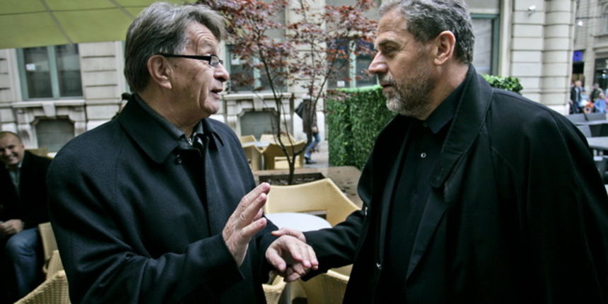 Zagreb, 071109.
Predsjednicki kandidat i gradonacelnik Milan Bandic obavio je nekoliko aktivnosti na subotnjoj spici i glavnom Trgu a usput se druzio s brojnim gradjanima. Na slici: Milan Bandic i Miroslav Ciro Blazevic susreli su se na spici te popili ka