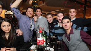 Zadar, 010111.
Mnogi su Zadrani Novu godinu docekali na gradskom trgovima uz nastupe lokalnih grupa.Kako varometa u sluzbenoj organizaciji nije bilo gradjani su se sami pobrinuli za novogodisnji ugodjaj.
Na slici : veselje u jednom od zadarskih kafica
Fot