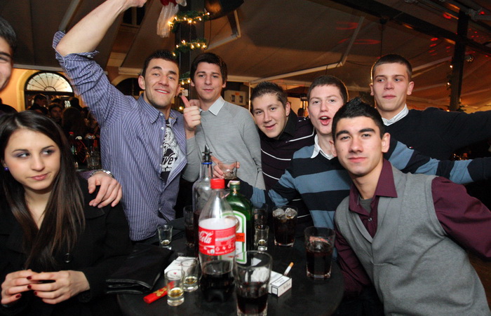 Zadar, 010111.
Mnogi su Zadrani Novu godinu docekali na gradskom trgovima uz nastupe lokalnih grupa.Kako varometa u sluzbenoj organizaciji nije bilo gradjani su se sami pobrinuli za novogodisnji ugodjaj.
Na slici : veselje u jednom od zadarskih kafica
Fot