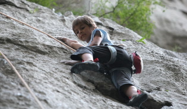Zadar, 280709. Turisti u kanjonu Velike Paklenice. Brojni gosti iako ih je manje nego nego proslih godina provode vrijeme u setnji, planinarenju i sportskom penjanju. Na fotografiji: mladi penjac Timon  Cuic ima 7 godina i kao i svi penjaci kod penjanja k