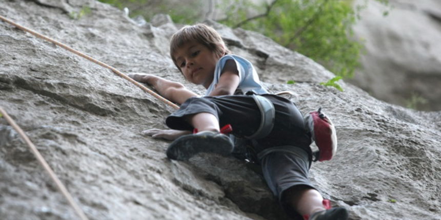Zadar, 280709. Turisti u kanjonu Velike Paklenice. Brojni gosti iako ih je manje nego nego proslih godina provode vrijeme u setnji, planinarenju i sportskom penjanju. Na fotografiji: mladi penjac Timon Cuic ima 7 godina i kao i svi penjaci kod penjanja k Zadar, 280709. Turisti u kanjonu Velike Paklenice. Brojni gosti iako ih je manje nego nego proslih godina provode vrijeme u setnji, planinarenju i sportskom penjanju. Na fotografiji: mladi penjac Timon Cuic ima 7 godina i kao i svi penjaci kod penjanja k