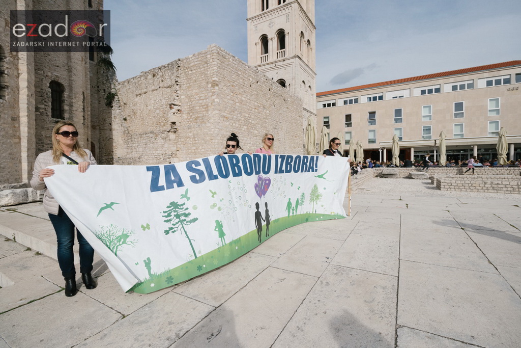 Prosvjedni skup roditelja protiv politike obaveznog cijepljenja Prosvjedni skup roditelja protiv politike obaveznog cijepljenja