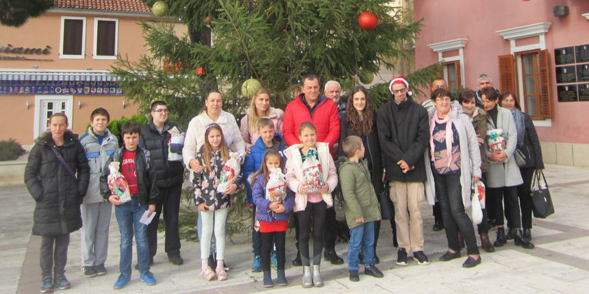 Pregršt poklona za djecu s posebnim potrebama povodom blagdana svete Luce Pregršt poklona za djecu s posebnim potrebama povodom blagdana svete Luce