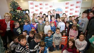 Luki Modriću u dječjoj bolnici u Klaićevoj uručena nagrada nogometaša godine, Photo: Petar Glebov/PIXSELL Luki Modriću u dječjoj bolnici u Klaićevoj uručena nagrada nogometaša godine, Photo: Petar Glebov/PIXSELL