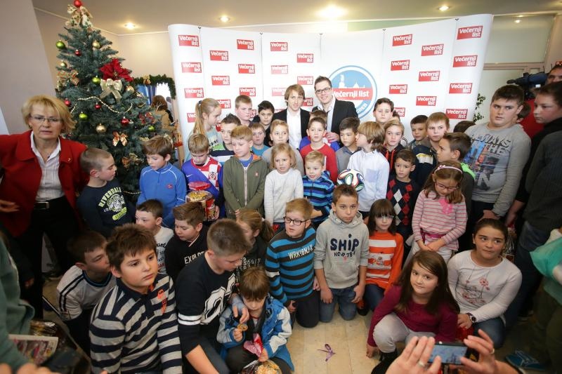 Luki Modriću u dječjoj bolnici u Klaićevoj uručena nagrada nogometaša godine, Photo: Petar Glebov/PIXSELL Luki Modriću u dječjoj bolnici u Klaićevoj uručena nagrada nogometaša godine, Photo: Petar Glebov/PIXSELL