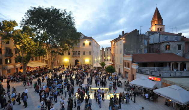 Zadar, 150513.
Nakon dvije godine radova vrijednih 9,5 milijuna kuna, veceras je uz prigodnu festu otvoren Trg Petra Zoranica. Otvorenje su pratili nastupi plesnih skupina i klapa medju kojima i klapa Intrade. 
Na fotografiji: festa na Trgu Petra Zoranica