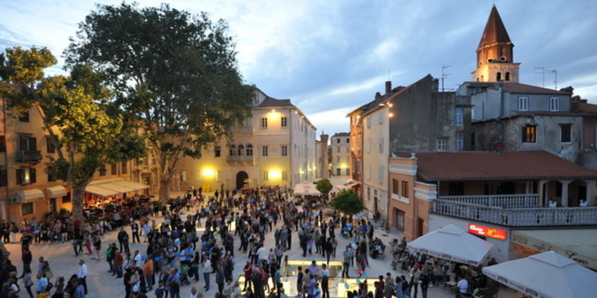 Zadar, 150513.
Nakon dvije godine radova vrijednih 9,5 milijuna kuna, veceras je uz prigodnu festu otvoren Trg Petra Zoranica. Otvorenje su pratili nastupi plesnih skupina i klapa medju kojima i klapa Intrade. 
Na fotografiji: festa na Trgu Petra Zoranica