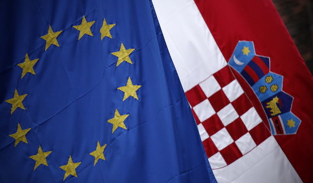 Zagreb, 190112.
Zastave Europske unije i Republike Hrvatske viju se na zgradi Hrvatskog Sabora uoci nedjeljnog referenduma na kojemu gradjani odlucuju o ulasku u Europsku uniju.
Foto: Dragan Matic / CROPIX