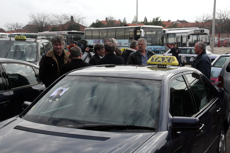 Tužna kolona zadarskih taksista