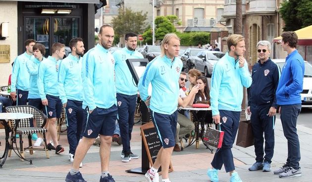 Deauville, Francuska – Igraci i strucni stozer Hrvatske nogometne reprezentacije u opustenoj atmosferi prosetali su se sredistem Deauvillea i sjeli na terase obliznjih kafica na pice. Domagoj Vida, Ivan Rakitic, Gordon Schildenfeld. Photo: Goran Stanzl/PI