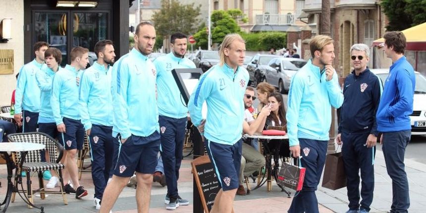 Deauville, Francuska – Igraci i strucni stozer Hrvatske nogometne reprezentacije u opustenoj atmosferi prosetali su se sredistem Deauvillea i sjeli na terase obliznjih kafica na pice. Domagoj Vida, Ivan Rakitic, Gordon Schildenfeld. Photo: Goran Stanzl/PI