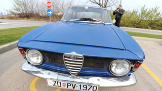 Zadar, 250312.
Vlasnici i ljubitelji automobilske marke Alfa Romeo okupili su se jutros na parkiralistu jedrilicarskog kluba Uskok kako bi pokazali svoje limene ljubimce i razgledali tudje.
Na slici: detalj sa dogadjanja.
Foto: Luka Gerlanc / CROPIX Zadar, 250312.
Vlasnici i ljubitelji automobilske marke Alfa Romeo okupili su se jutros na parkiralistu jedrilicarskog kluba Uskok kako bi pokazali svoje limene ljubimce i razgledali tudje.
Na slici: detalj sa dogadjanja.
Foto: Luka Gerlanc / CROPIX