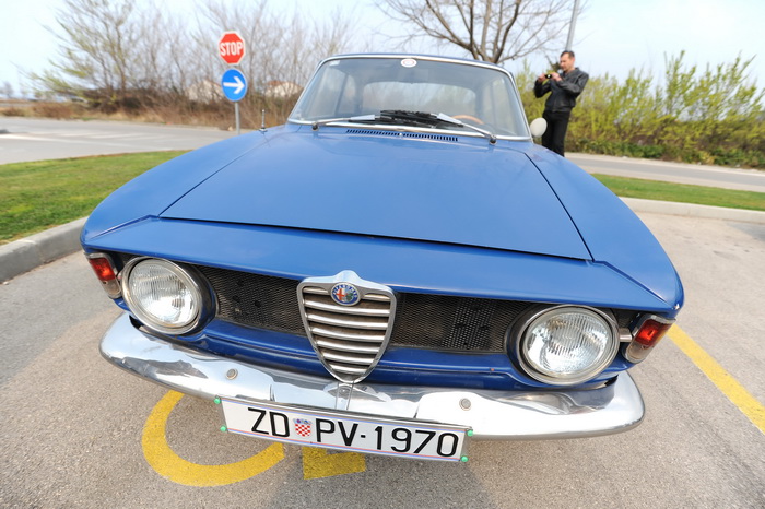 Zadar, 250312.
Vlasnici i ljubitelji automobilske marke Alfa Romeo okupili su se jutros na parkiralistu jedrilicarskog kluba Uskok kako bi pokazali svoje limene ljubimce i razgledali tudje.
Na slici: detalj sa dogadjanja.
Foto: Luka Gerlanc / CROPIX Zadar, 250312.
Vlasnici i ljubitelji automobilske marke Alfa Romeo okupili su se jutros na parkiralistu jedrilicarskog kluba Uskok kako bi pokazali svoje limene ljubimce i razgledali tudje.
Na slici: detalj sa dogadjanja.
Foto: Luka Gerlanc / CROPIX