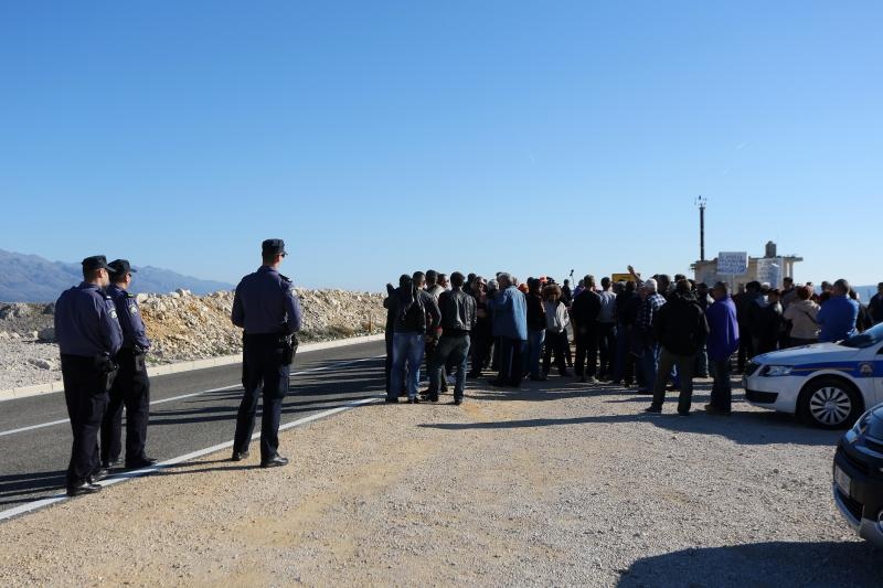 Pag: Prosvjed protiv ilegalnih berača samoniklog bilja, Foto: Filip Brala/PIXSELL