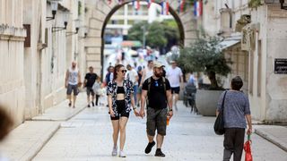Sunčana nedjelja: Domaći i turisti na ulicama grada Sunčana nedjelja: Domaći i turisti na ulicama grada