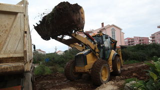 Zadar, 171212.
Zadarska tvrtka Franto koju je angazirao Grad Zadar probija put prema stanarima Galicevih zgrada u Diklu cemu se stanari protive te traze vracanje prvobitnog puta jer je ovo privremeno rjesenje. Spor oko pristupnog puta na Poljani Dragutin Zadar, 171212.
Zadarska tvrtka Franto koju je angazirao Grad Zadar probija put prema stanarima Galicevih zgrada u Diklu cemu se stanari protive te traze vracanje prvobitnog puta jer je ovo privremeno rjesenje. Spor oko pristupnog puta na Poljani Dragutin