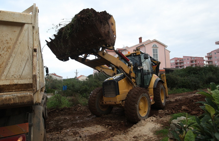 Zadar, 171212.
Zadarska tvrtka Franto koju je angazirao Grad Zadar probija put prema stanarima Galicevih zgrada u Diklu cemu se stanari protive te traze vracanje prvobitnog puta jer je ovo privremeno rjesenje. Spor oko pristupnog puta na Poljani Dragutin Zadar, 171212.
Zadarska tvrtka Franto koju je angazirao Grad Zadar probija put prema stanarima Galicevih zgrada u Diklu cemu se stanari protive te traze vracanje prvobitnog puta jer je ovo privremeno rjesenje. Spor oko pristupnog puta na Poljani Dragutin