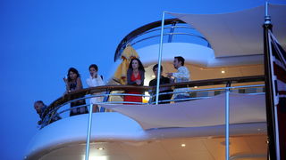 Zadar, 150811.
Danas u vecernjim satima u zadarsku luku uplovila je jahta Cake Walk duga 85 metara i siroka 14. Jahta koja plovi pod zastavom Kajmanskog otocja sagradjena je 2010 godine i najveca je privatna jahta sagradjena u Americi posljednjih 80 godin