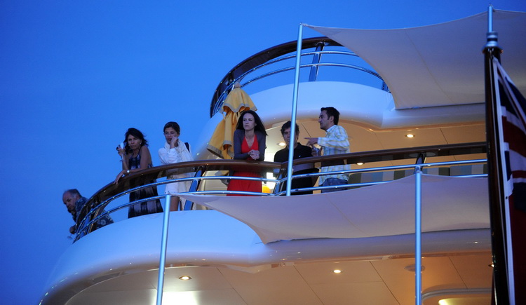 Zadar, 150811.
Danas u vecernjim satima u zadarsku luku uplovila je jahta Cake Walk duga 85 metara i siroka 14. Jahta koja plovi pod zastavom Kajmanskog otocja sagradjena je 2010 godine i najveca je privatna jahta sagradjena u Americi posljednjih 80 godin