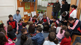 Da hrvatske zlatne Barakude imaju veliko srce pokazali su već prvog dana boravka u Zadru. Posjetili su mališane DV Latica i donijeli im prigodne poklone – vaterpolo kapice hrvatske reprezentacije. Mališani i njihove tete s oduševljenjem su dočekali svoje