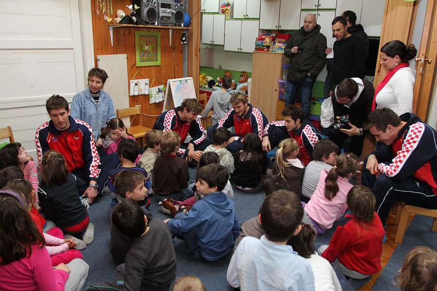 Da hrvatske zlatne Barakude imaju veliko srce pokazali su već prvog dana boravka u Zadru. Posjetili su mališane DV Latica i donijeli im prigodne poklone – vaterpolo kapice hrvatske reprezentacije. Mališani i njihove tete s oduševljenjem su dočekali svoje