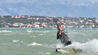 Jaka bura pružila je prigodu nekolicini kitesurfera da pokažu svoje umjeće na ninskoj plaži.  Photo: Dino Stanin/PIXSELL