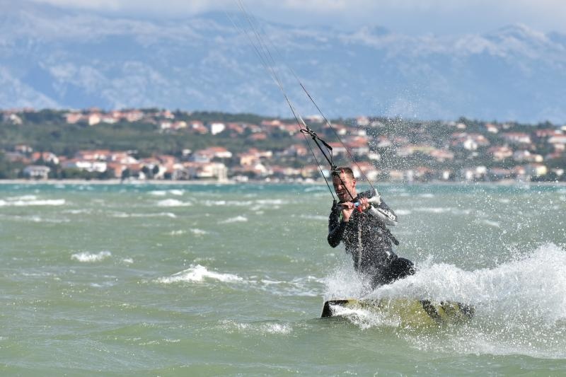 Jaka bura pružila je prigodu nekolicini kitesurfera da pokažu svoje umjeće na ninskoj plaži.  Photo: Dino Stanin/PIXSELL