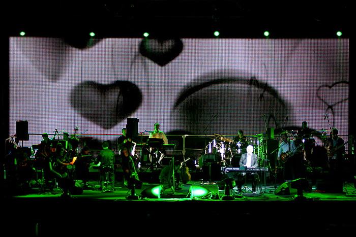 Oliver Dragojević i gudački orekestar Alana Bjelinskog na Višnjiku 22. ožujka 2011. Foto: Kristijan Orlić Oliver Dragojević i gudački orekestar Alana Bjelinskog na Višnjiku 22. ožujka 2011. Foto: Kristijan Orlić