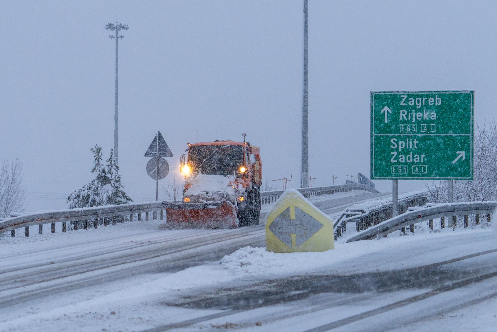 Snijeg i zimski uvjeti kod čvora Gospić na autocesti A1