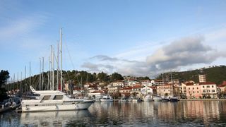 Skradin romantičan mediteranski grad na desnoj obali rijeke Krke Skradin romantičan mediteranski grad na desnoj obali rijeke Krke