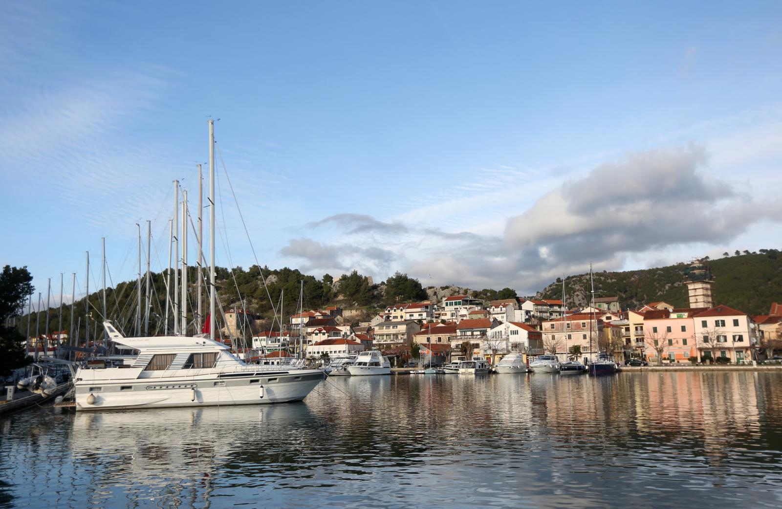 Skradin romantičan mediteranski grad na desnoj obali rijeke Krke Skradin romantičan mediteranski grad na desnoj obali rijeke Krke