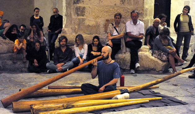 Zadar, 300510.
Veceras je u u crkvi Sv. Donata u sklopu projekta “Dolazak u bastinu” gostovao Dubravko Lapaine svirac didgeridooa, najstarijeg puhaceg instrumenta porijeklom iz Australije.
Foto: Andrija Lucic / Cropix