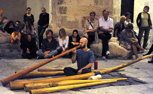 Zadar, 300510.
Veceras je u u crkvi Sv. Donata u sklopu projekta “Dolazak u bastinu” gostovao Dubravko Lapaine svirac didgeridooa, najstarijeg puhaceg instrumenta porijeklom iz Australije.
Foto: Andrija Lucic / Cropix Zadar, 300510.
Veceras je u u crkvi Sv. Donata u sklopu projekta “Dolazak u bastinu” gostovao Dubravko Lapaine svirac didgeridooa, najstarijeg puhaceg instrumenta porijeklom iz Australije.
Foto: Andrija Lucic / Cropix