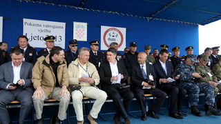 Zadar, 130513.
Predsjednik Vlade RH Zoran Milanovic prisustvovao je programu pokazne vatrogasne vjezbe Ljeto 2013 u Zracnoj luci Zadar. U pokaznoj vatrogasnoj vjezbi sudjelovale su protupozarne snage Drzavne uprave za zastitu i spasavanje, Namjenski orga Zadar, 130513.
Predsjednik Vlade RH Zoran Milanovic prisustvovao je programu pokazne vatrogasne vjezbe Ljeto 2013 u Zracnoj luci Zadar. U pokaznoj vatrogasnoj vjezbi sudjelovale su protupozarne snage Drzavne uprave za zastitu i spasavanje, Namjenski orga