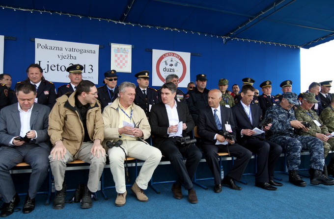 Zadar, 130513.
Predsjednik Vlade RH Zoran Milanovic prisustvovao je programu pokazne vatrogasne vjezbe Ljeto 2013 u Zracnoj luci Zadar. U pokaznoj vatrogasnoj vjezbi sudjelovale su protupozarne snage Drzavne uprave za zastitu i spasavanje, Namjenski orga Zadar, 130513.
Predsjednik Vlade RH Zoran Milanovic prisustvovao je programu pokazne vatrogasne vjezbe Ljeto 2013 u Zracnoj luci Zadar. U pokaznoj vatrogasnoj vjezbi sudjelovale su protupozarne snage Drzavne uprave za zastitu i spasavanje, Namjenski orga