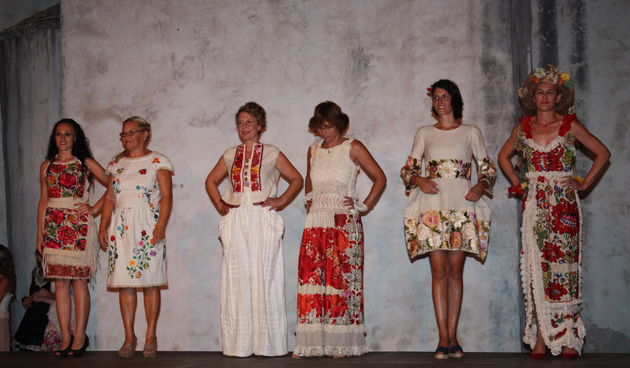 “Materina priča” u Ninu: modna revija etno kolekcije Mine Petre