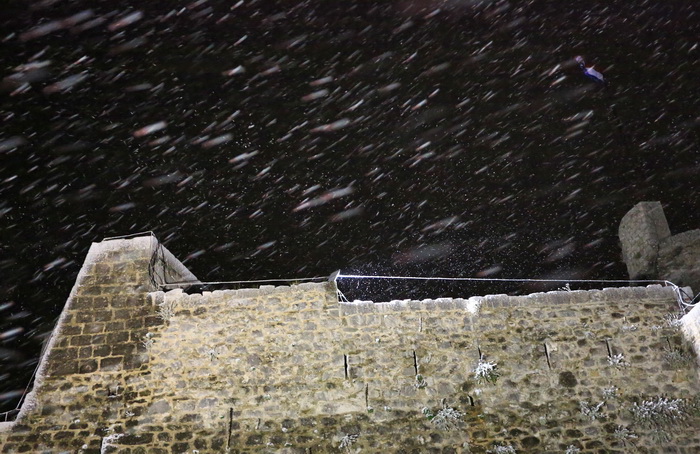 Klis, 101212. 
Ciklona Simenka je veceras donijela Snijeg nadomak Splita svega 4km zracne linije od Splita.
Na slici Snijeg na Klisu.
Foto: Zvonimir Barisin / CROPIX