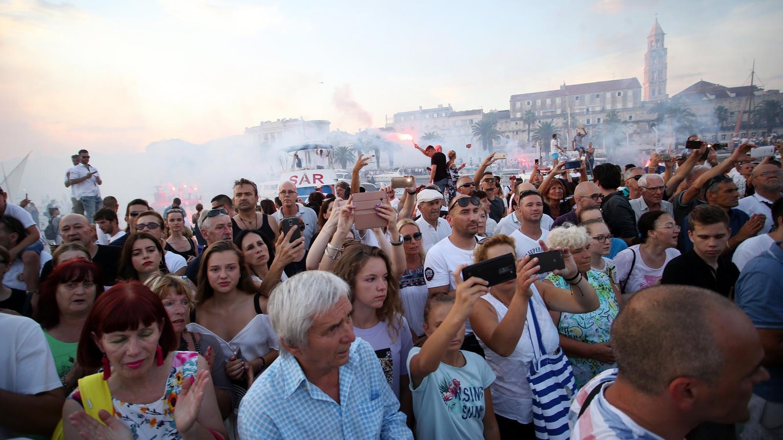 Split dostojanstveno na posljednju plovidbu ispratio legendu Olivera Dragojevića