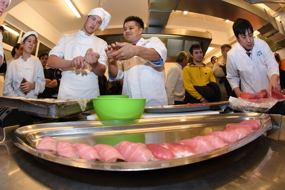 Tuna, Sushi & Wine Festival: Japanski masterchef Nakatsuji održao edukaciju pripreme tradicionalnih japanskih jela Tuna, Sushi & Wine Festival: Japanski masterchef Nakatsuji održao edukaciju pripreme tradicionalnih japanskih jela