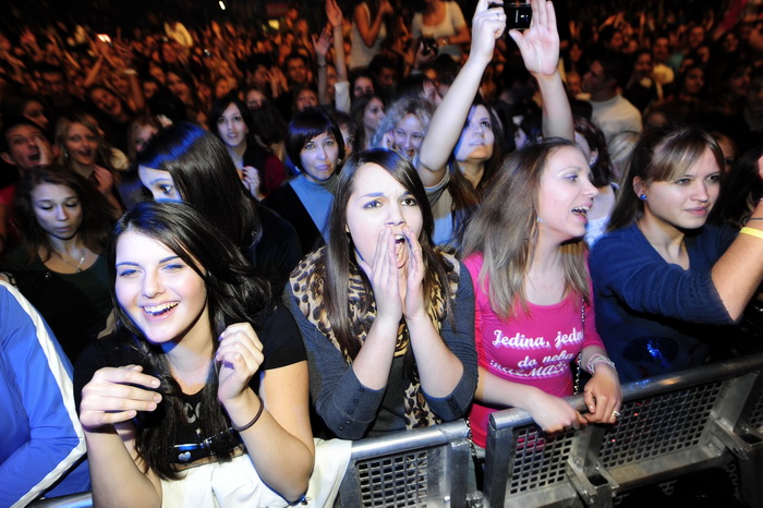 Split, 271111.
Spaladium Arena.
Veceras su u Spaladium areni pred oko 4000 posjetitelja nastupili Momcilo Bajagic Bajaga (u prvom dijelu) i Jelena Rozga (u drugom dijelu). Koncert je organizirala Karlovacka pivovara.
Na slici: mnogobrojna publika
Foto: Ni