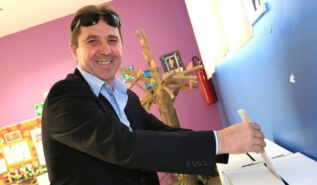 Kandidat Mosta u 9. izbornoj jedinici, Stipe Petrina, sa obitelji izasao na biraliste u rodnom Primostenu. Photo: Dusko Jaramaz/PIXSELL