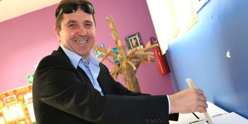 Kandidat Mosta u 9. izbornoj jedinici, Stipe Petrina, sa obitelji izasao na biraliste u rodnom Primostenu. Photo: Dusko Jaramaz/PIXSELL Kandidat Mosta u 9. izbornoj jedinici, Stipe Petrina, sa obitelji izasao na biraliste u rodnom Primostenu. Photo: Dusko Jaramaz/PIXSELL