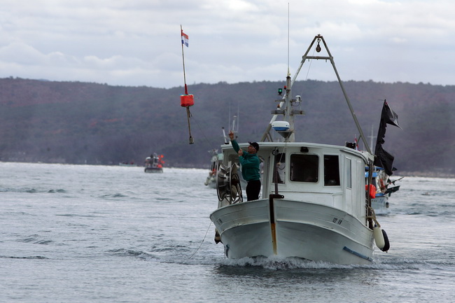 Umag, Savudrija, 071109.
Ribarski konvoj organiziran zbog protivljenja arbitraznom sporazumu sa Slovenijom smatrajuci da bi njegovom primjenom Hrvatska mogla ostati bez dijela svog teritorijalnog mora juznije od crte sredine Savudrijske vale. Prosvjedoval Umag, Savudrija, 071109.
Ribarski konvoj organiziran zbog protivljenja arbitraznom sporazumu sa Slovenijom smatrajuci da bi njegovom primjenom Hrvatska mogla ostati bez dijela svog teritorijalnog mora juznije od crte sredine Savudrijske vale. Prosvjedoval