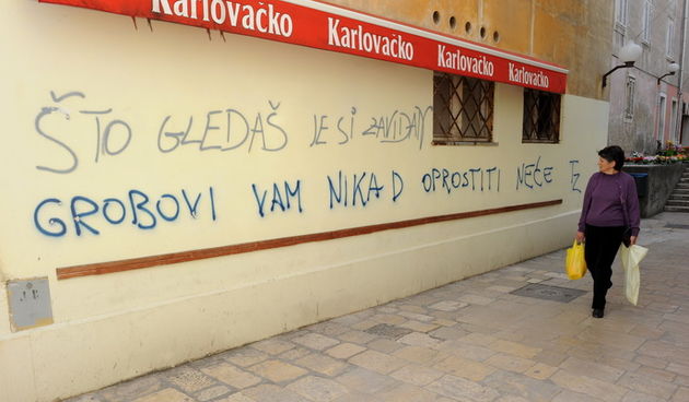 Zadar, 160411.
Jutros je na zadarskom poluotoku osvanulo nekoliko grafita (dolje) povodom presude hrvatskim generalima Anti Gotovini i Mladenu Markacu.
Foto: Andrija Lucic / CROPIX