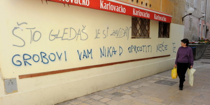 Zadar, 160411.
Jutros je na zadarskom poluotoku osvanulo nekoliko grafita (dolje) povodom presude hrvatskim generalima Anti Gotovini i Mladenu Markacu.
Foto: Andrija Lucic / CROPIX Zadar, 160411.
Jutros je na zadarskom poluotoku osvanulo nekoliko grafita (dolje) povodom presude hrvatskim generalima Anti Gotovini i Mladenu Markacu.
Foto: Andrija Lucic / CROPIX