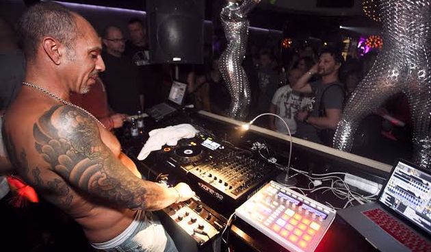 Zagreb, 020214 – MORALES DOCEKAN POPUT BOZANSTVA – Hrvatima vec dugi niz godina omiljeni DJ – David Morales nastupio je u popularnom zagrebackom klubu Groove. Visesatni nastup do zore odusevio je Moralesove obozavatelje u prepunom klubu. Da bi uziva