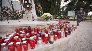 Gradsko groblje uoči blagdana Svih svetih (foto:Saša Čuka) Gradsko groblje uoči blagdana Svih svetih (foto:Saša Čuka)