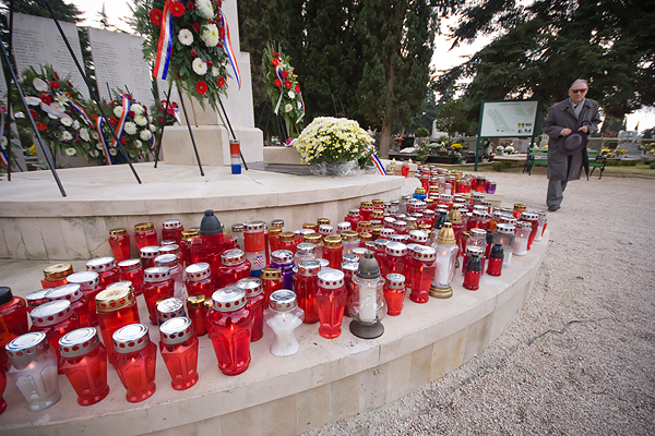 Gradsko groblje uoči blagdana Svih svetih (foto:Saša Čuka) Gradsko groblje uoči blagdana Svih svetih (foto:Saša Čuka)